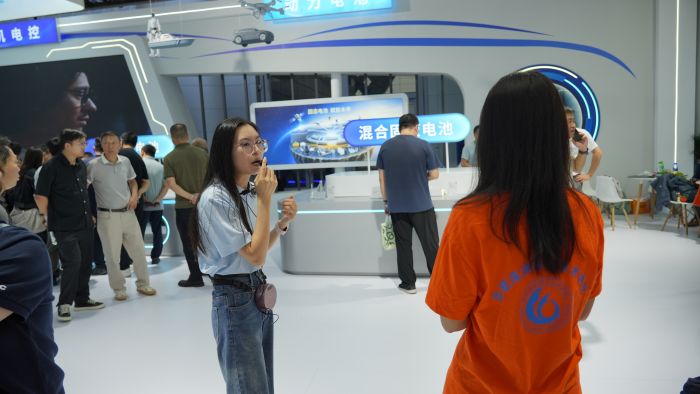 cdd37f513fd57f6fbcb7af41ec227fa2.jpg 郑颖(更改后.jpg